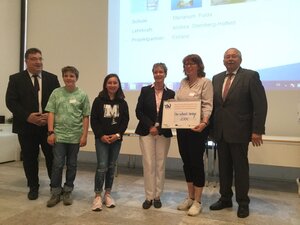 von links: Herr Weinmeister, MdLStaatssekretär für Europaangelegenheiten, Konrad W. (6a), Emmy R. (6a), Frau Klär, stellv. Landesvorsitzende Europa-Union Hessen, Frau Sternberg (Projektbetreuerin),  Herr Kartmann, Präsident des Hessischen Landtags